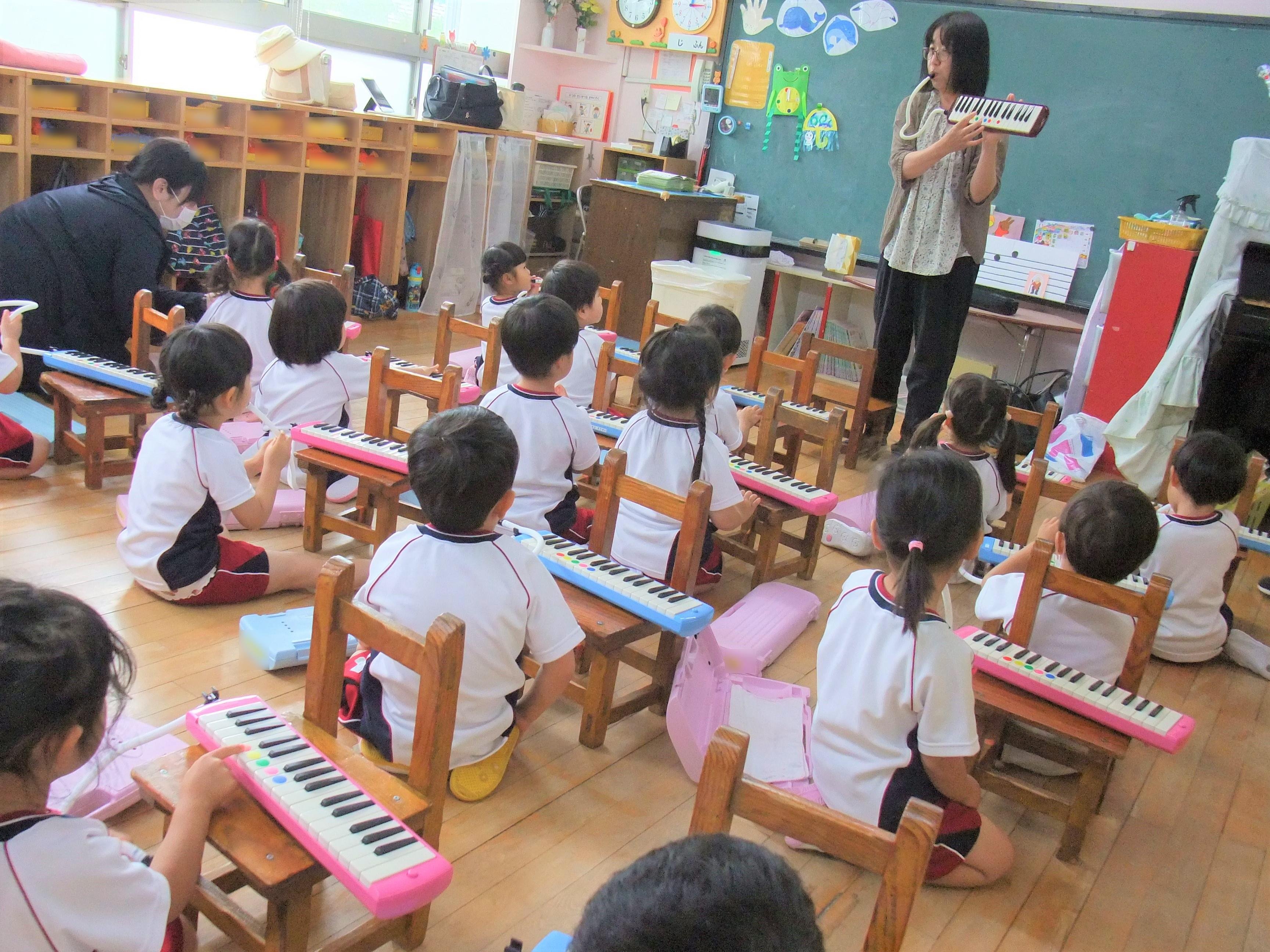 初めての鍵盤ハーモニカ | ようちえん日記 | 丸亀城南虎岳幼稚園